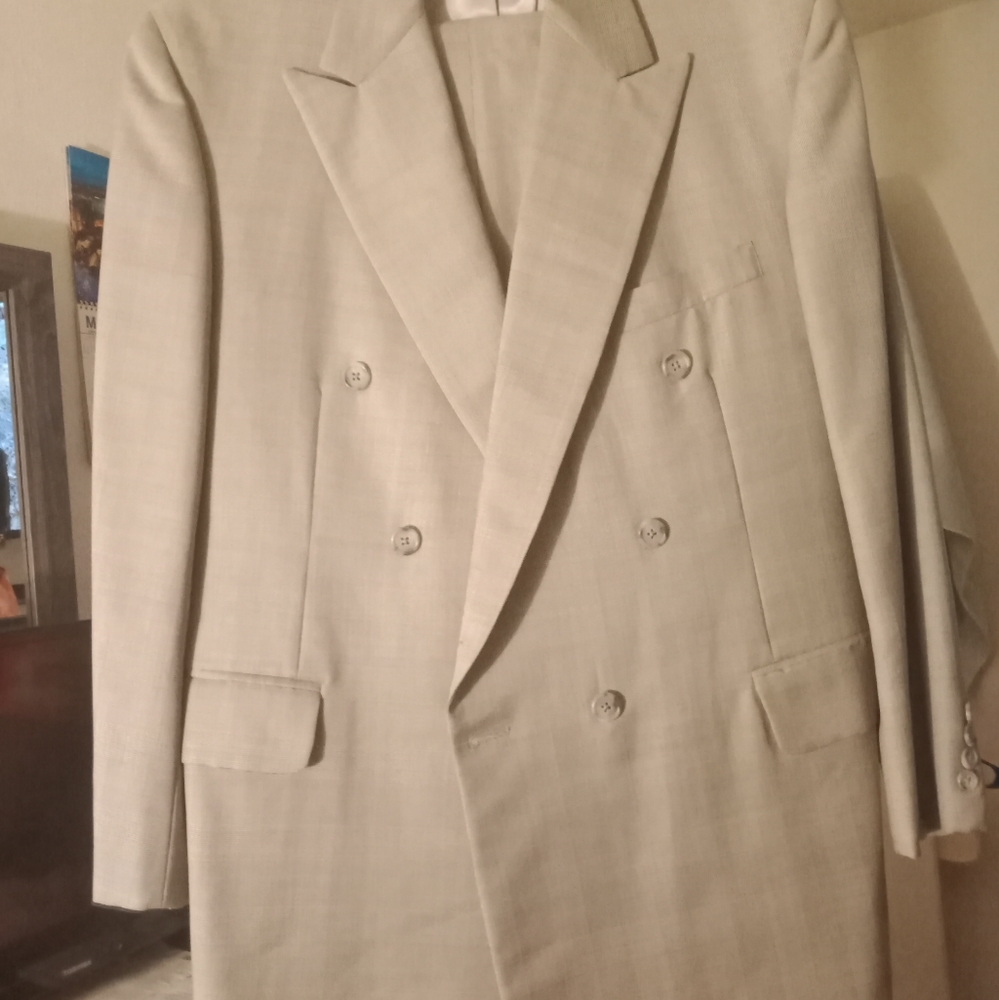 Suits - Picture 2 of 4